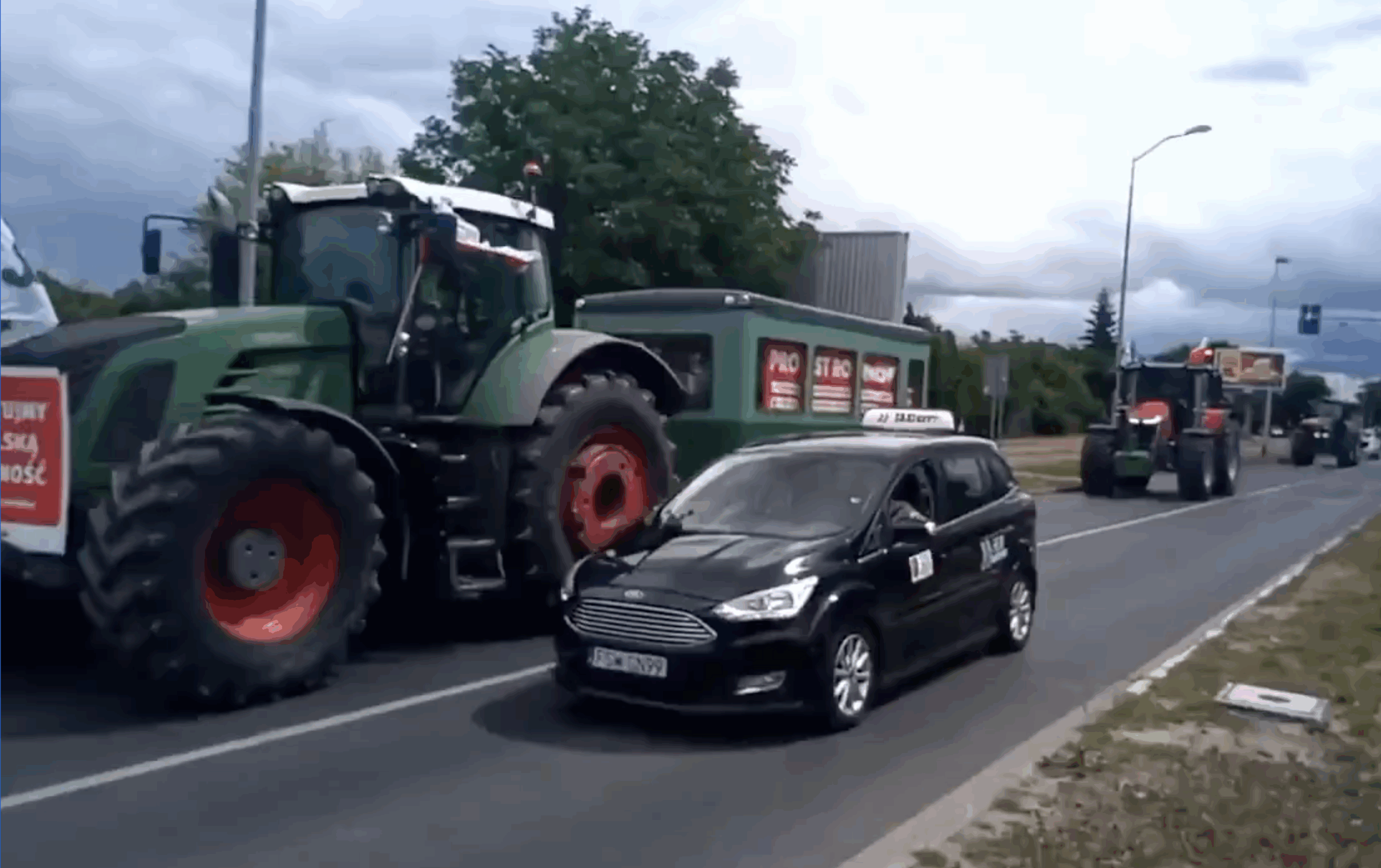 ‘We, the farmers, not only feed, but also defend’ – Polish farmers arrive to help Poles defend their border from German migrant-dumping